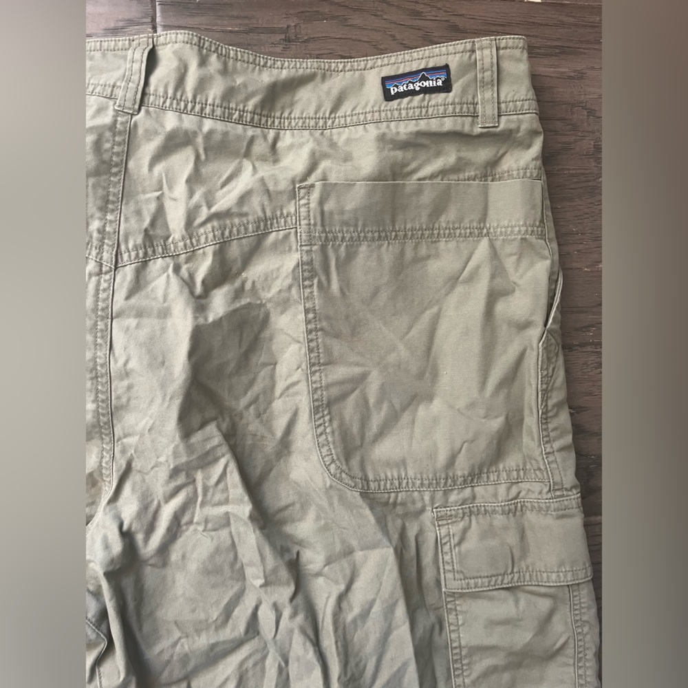 Patagonia Men's Organic Cotton Olive Cargo Shorts - Picture 9 of 10